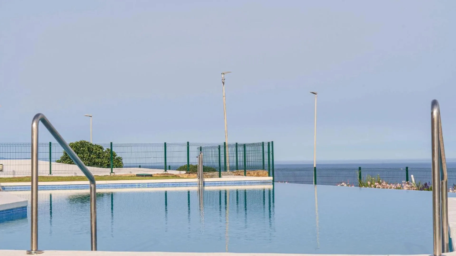 אסטפונה Modern Two-Bedroom Coastal Retreat With Panoramic Sea Views To Africa דירה