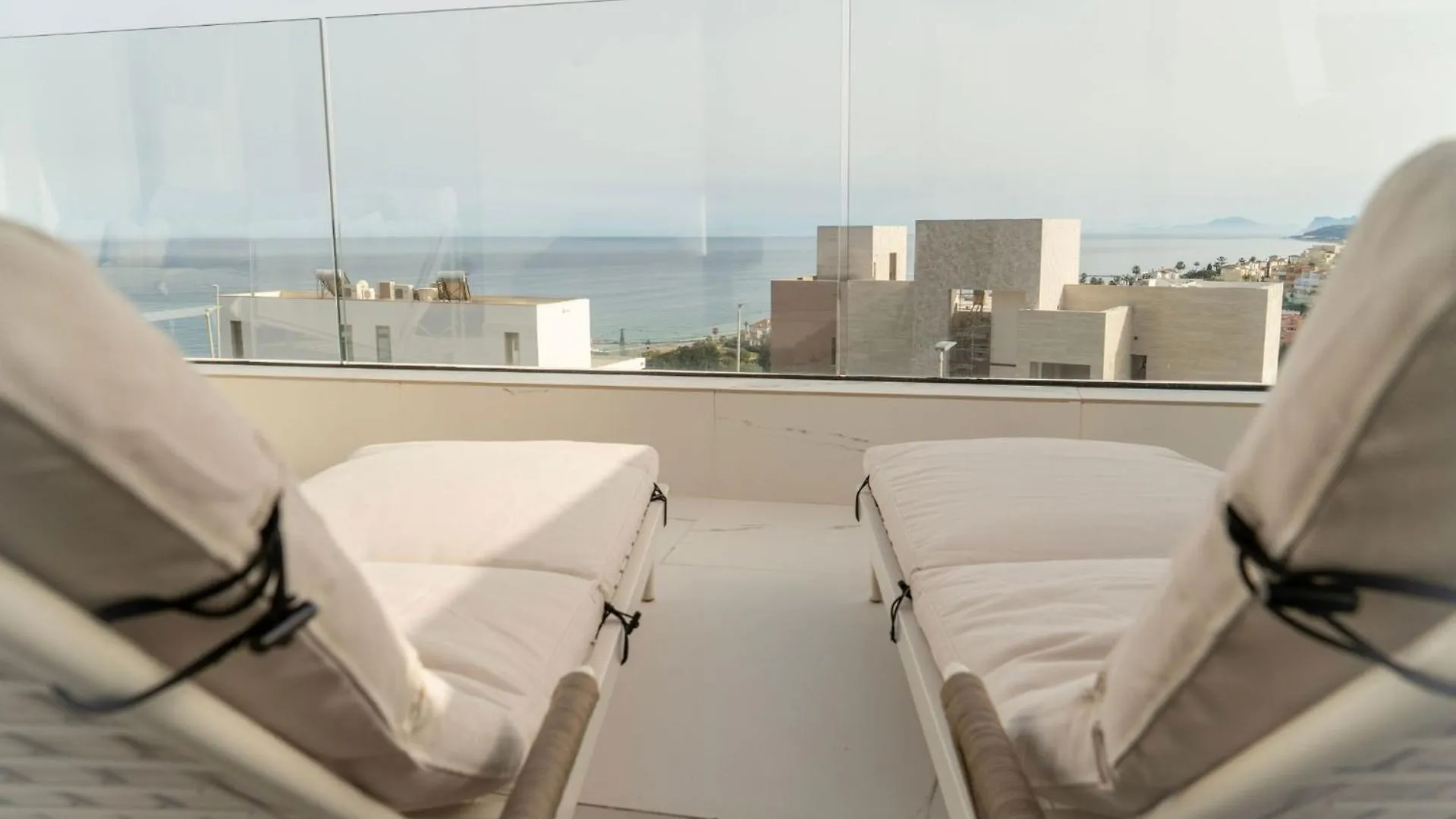 אסטפונה Modern Two-Bedroom Coastal Retreat With Panoramic Sea Views To Africa דירה